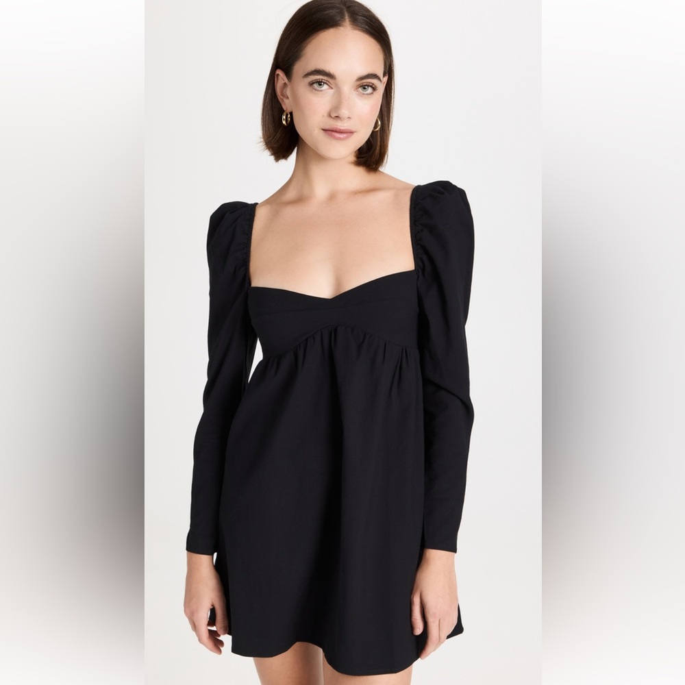 Reformation black dress - perfect condition
Reformation Kenzie dress